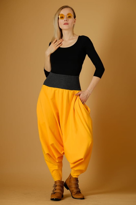 Mandarynkowe haremki damskie Hultaj Polski – modelka w boho stylizacji