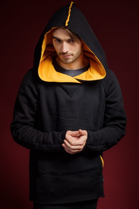 Męska bluza bokserska czarna z żółto-pomarańczowym kapturemMęski hoodie czarny z mandarynkowymi akcentami – Hultaj Polski
