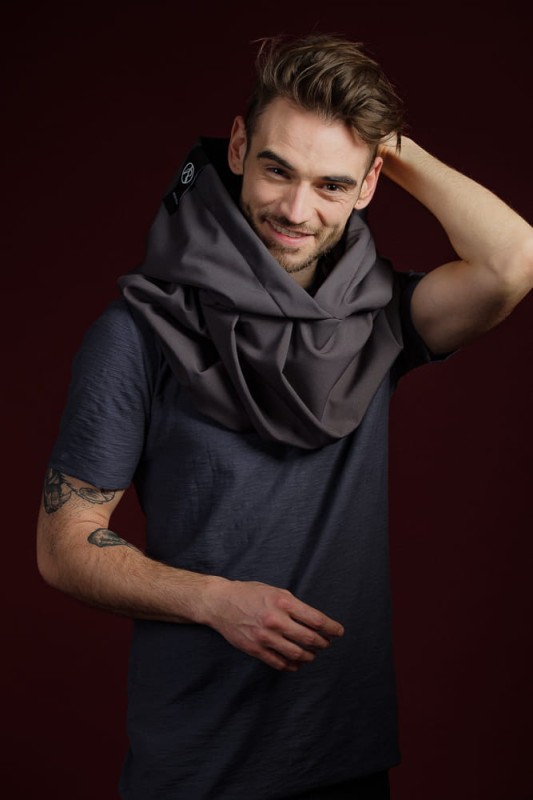 Kaptur termiczny w kolorze szarym szyty w Polsce.