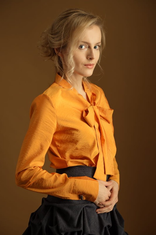 Złota koszula z kokardą