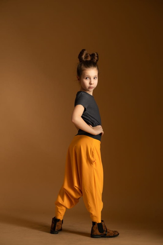 szerokie pomarańczowe spodnie dla dziecka