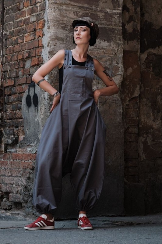 Szare spodnie damskie na lato w streetowej stylizacji