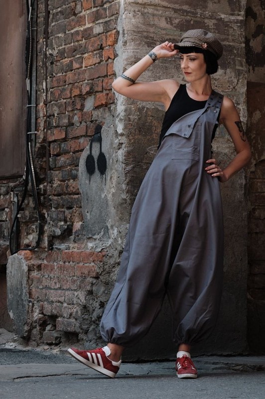 Artystyczne spodnie na Szelkach