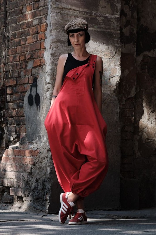 Czerwony kombinezon damski z szelkami