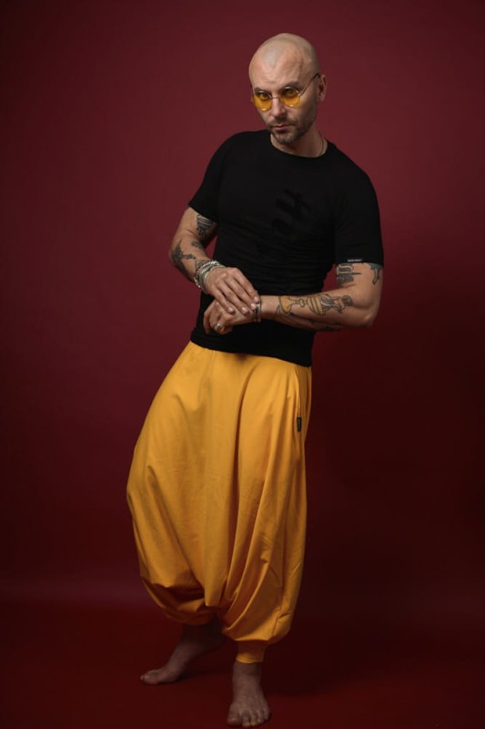 Haremki męskie mandarynkowe z obniżonym krokiem – idealne na jogę