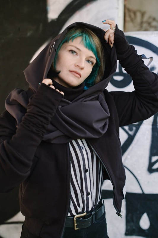 Przeciwdeszczowy kaptur z golfem w kolorze czarnym od Hultaja Polskiego