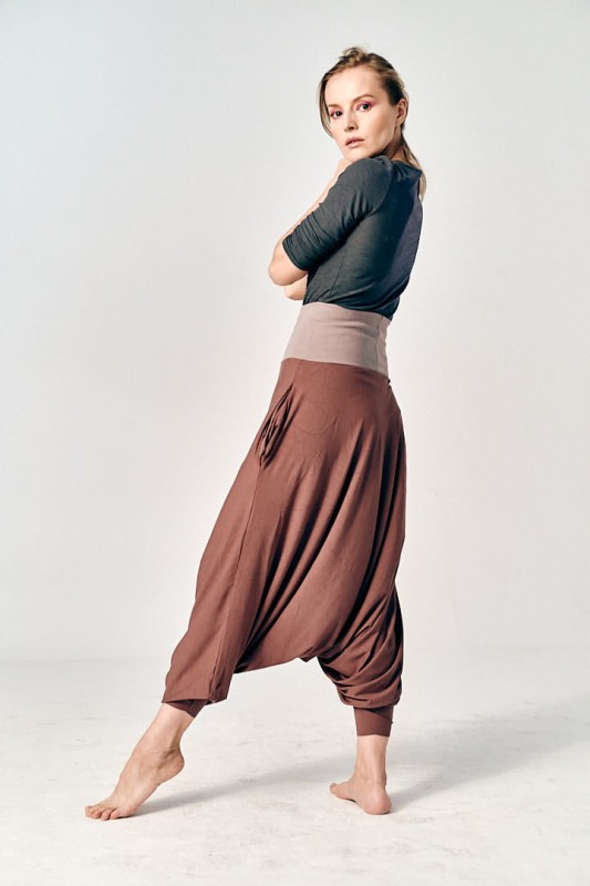 Stylowe haremki damskie w odcieniu mlecznego  brązu na modelce o wzroście 175 cm