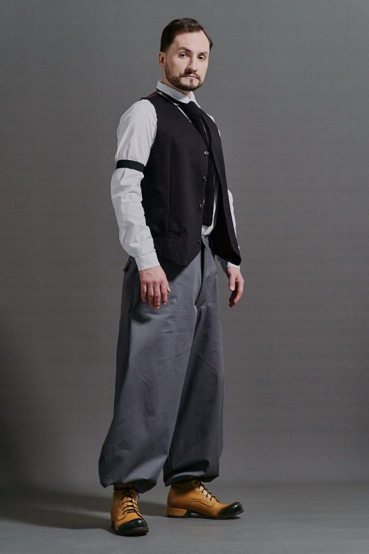 Szare luźne spodnie Cwaniaki z kolekcji BRZYTWA w odważnej miejskiej stylizacji