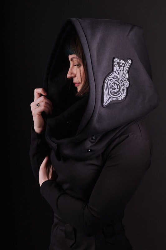 Kaptur Lorien Czarny od Hultaj Polski – unisex otulacz z elfickim haftem. Całoroczny, dwuwarstwowy kapturoszalik, regulowany. Elegancja dla kobiet!