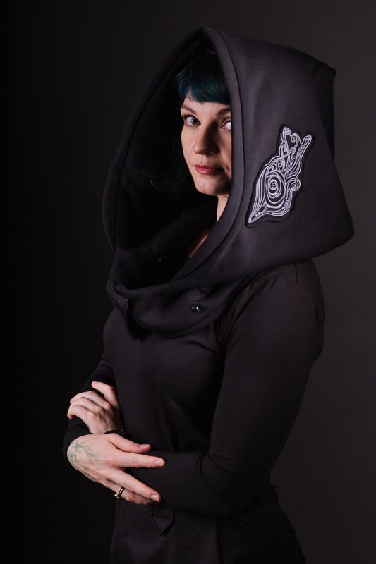 Kaptur Lorien Czarny od Hultaj Polski – unisex otulacz z elfickim haftem. Całoroczny, dwuwarstwowy kapturoszalik, regulowany. Elegancja dla kobiet!