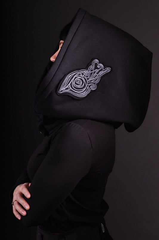 Kaptur Lorien Czarny od Hultaj Polski – unisex otulacz z elfickim haftem. Całoroczny, dwuwarstwowy kapturoszalik, regulowany. Elegancja dla kobiet!