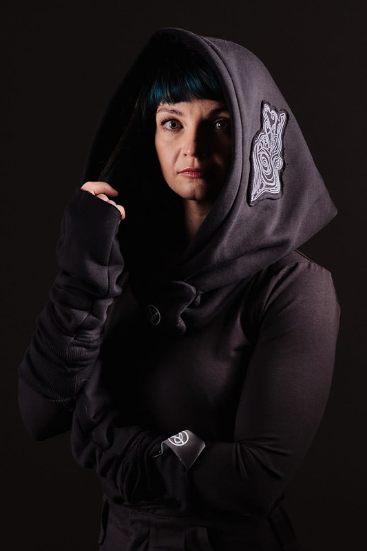 Kaptur Lorien Czarny od Hultaj Polski – unisex otulacz z elfickim haftem. Całoroczny, dwuwarstwowy kapturoszalik, regulowany. Elegancja dla kobiet!