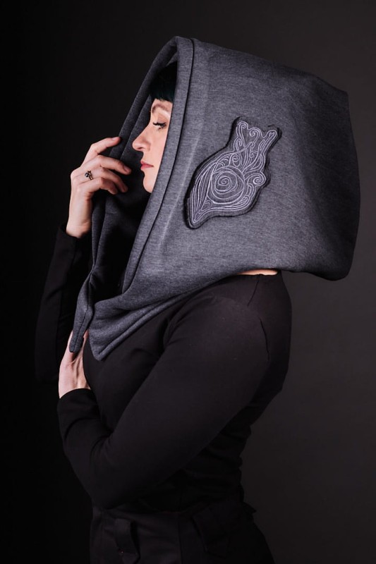 Grafitowy Kaptur Lorien dla kobiet z elfickim haftem, unisex kapturoszalik Hultaj Polski