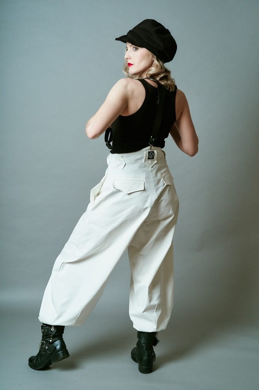 Damskie spodnie oversize Cwaniaki z kolekcji BRZYTWA w kolorze śmietankowym z wysokim stanem.