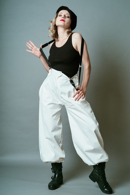 Śmietankowe spodnie oversize damskie Cwaniaki z kolekcji BRZYTWA na neutralnym tle