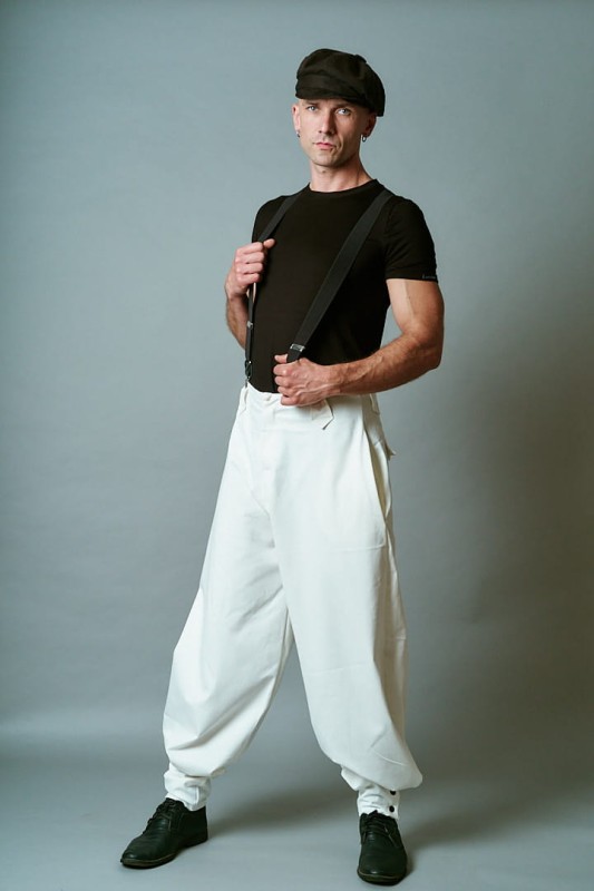 Śmietankowe szerokie spodnie męskie Cwaniaki z kolekcji BRZYTWA w streetwearowym stylu