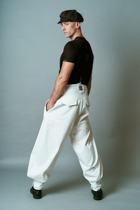 Śmietankowe spodnie oversize męskie Cwaniaki z kolekcji BRZYTWA na neutralnym tle
