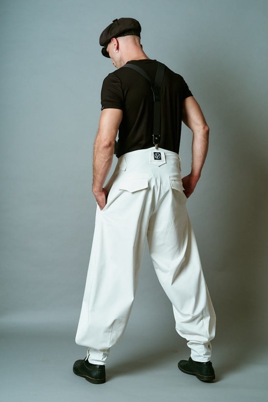 Męskie spodnie oversize Cwaniaki z kolekcji BRZYTWA w kolorze śmietankowym z wysokim pasem.