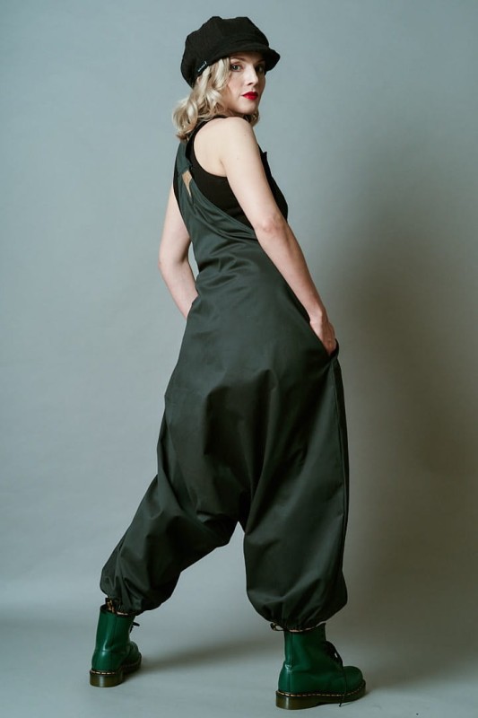 Ciemnozielony kombinezon damski na szelkach typu baggy