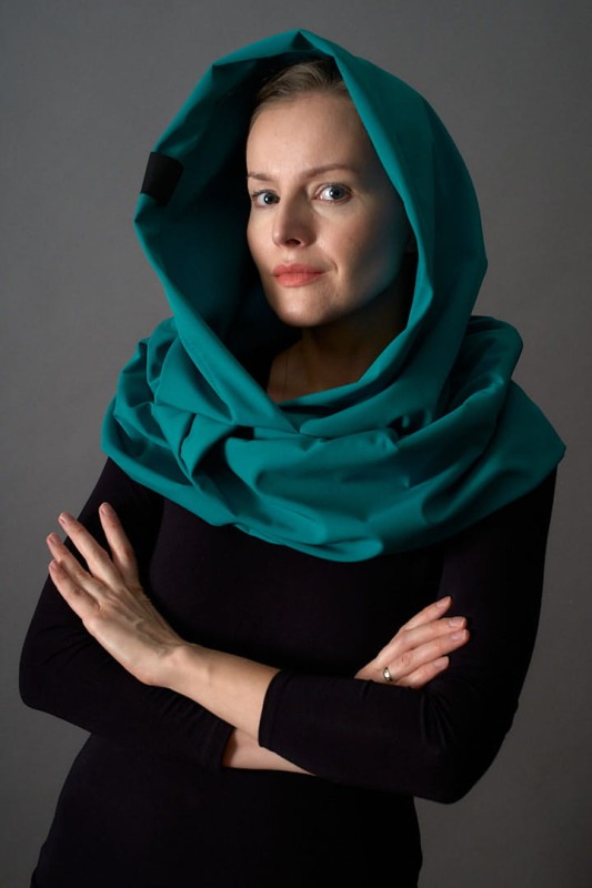 Niebieski kaptur na deszcz dla kobiety