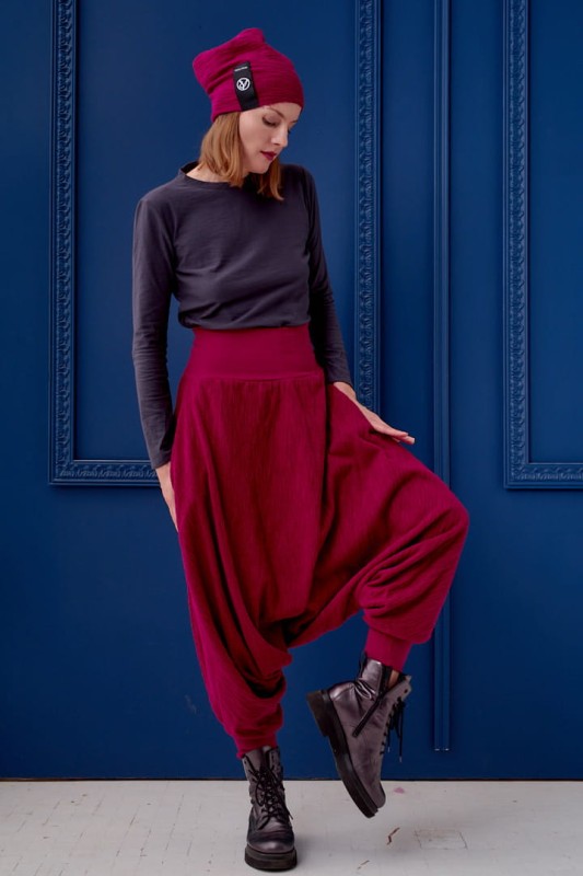 Bordowe szarawary warkocz od Hultaj Polski w jesiennej stylizacji z botkami