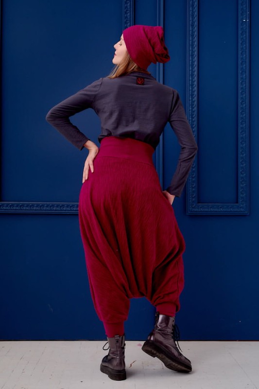 Bordowe spodnie z obniżonym krokiem od Hultaj Polski w sportowym looku