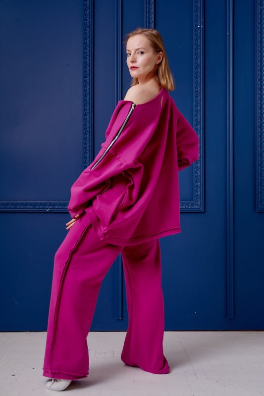 Fuksjowe spodnie damskie Sztosy z dzianiny dresowej, oversize’owy krój, ręcznie robione w Polsce.