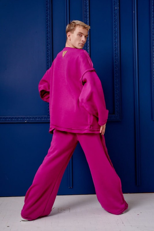 Fuksjowe spodnie męskie Sztosy z dzianiny dresowej, oversize’owy krój, ręcznie robione w Polsce.