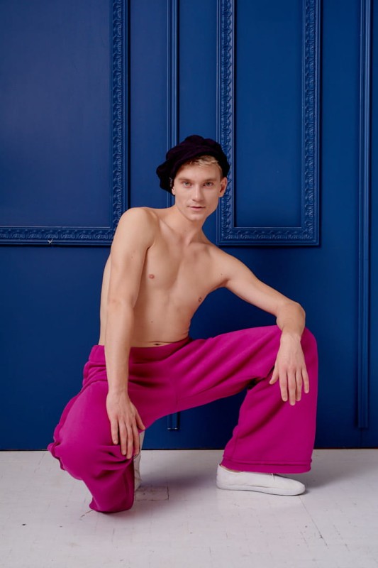 vMęskie spodnie Sztosy Fuksja w zestawie z bluzą Sigma i białymi sneakersami, polska produkcja, styl streetwearowy.