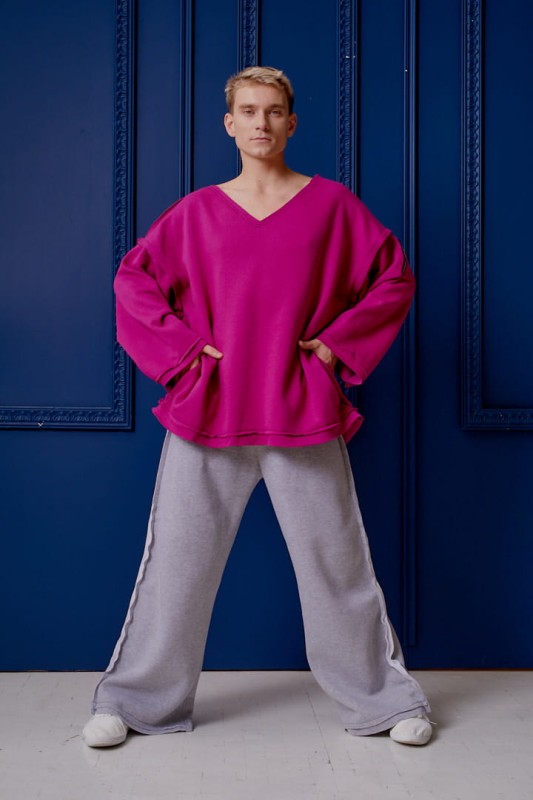 Unisexowa bluza Sigma Fuksja w stylizacji ze spodniami , ręcznie szyta w Polsce.