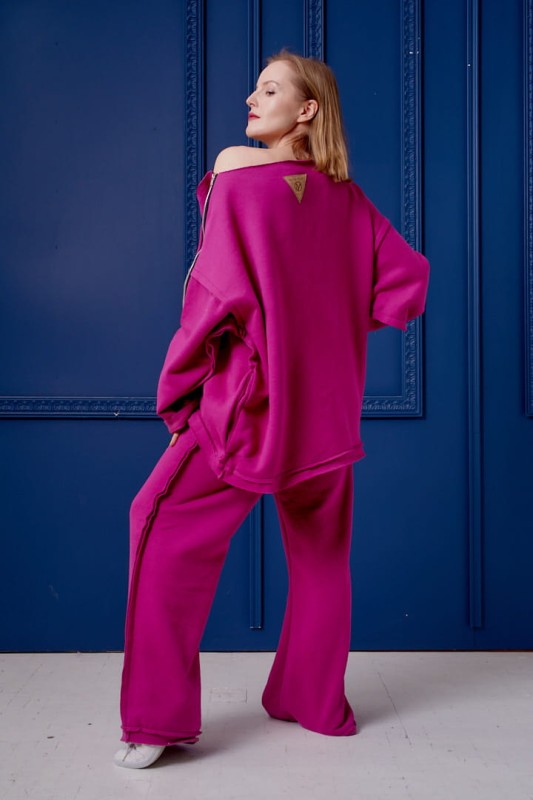 Fuksjowa bluza damska Sigma z dzianiny dresowej, oversize’owy krój, ręcznie robiona w Polsce.