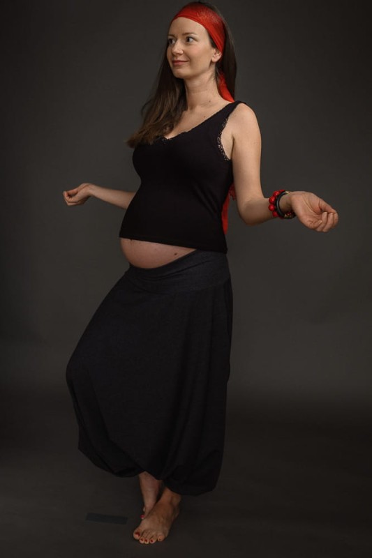 Grafitowe alladynki ciążowe od Hultaj Polski – wygodne spodnie dla ciężarnych