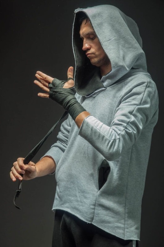 Szara bluza z kapturem dla mężczyzn w bokserskim stylu – asymetryczny krój