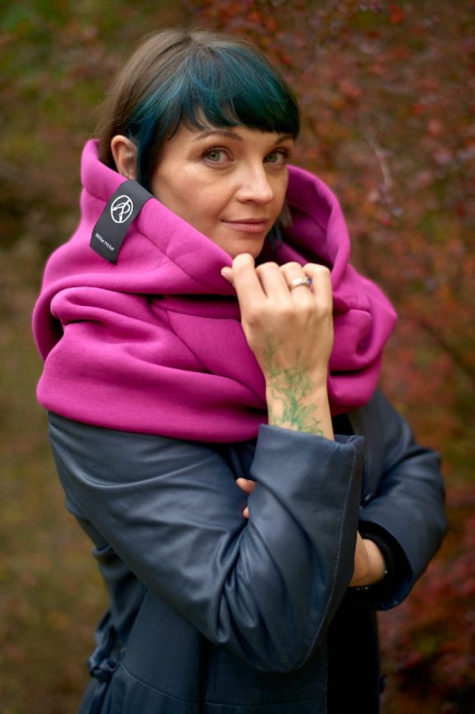 Szeroki szal z Kapturem z odcieniu soczystej fuksji