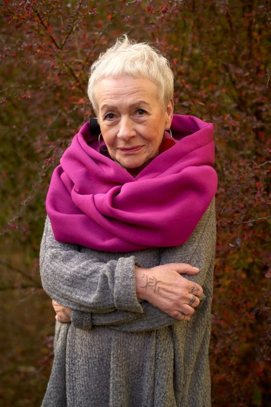 Kobieta na tle natury w dzaninowym szalu od Hultaj Polski