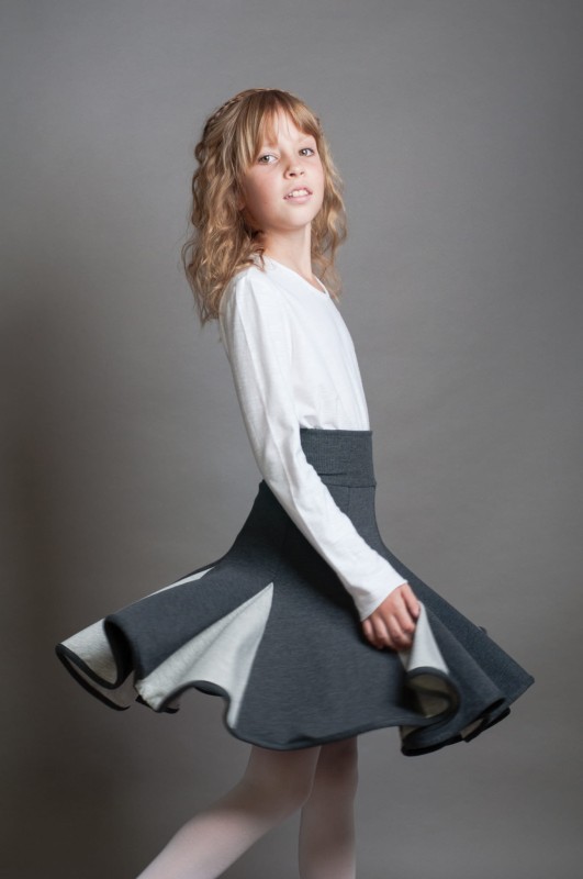 Lambadówka szaro-szara. Modelka rozmiar 140 (13 lat).