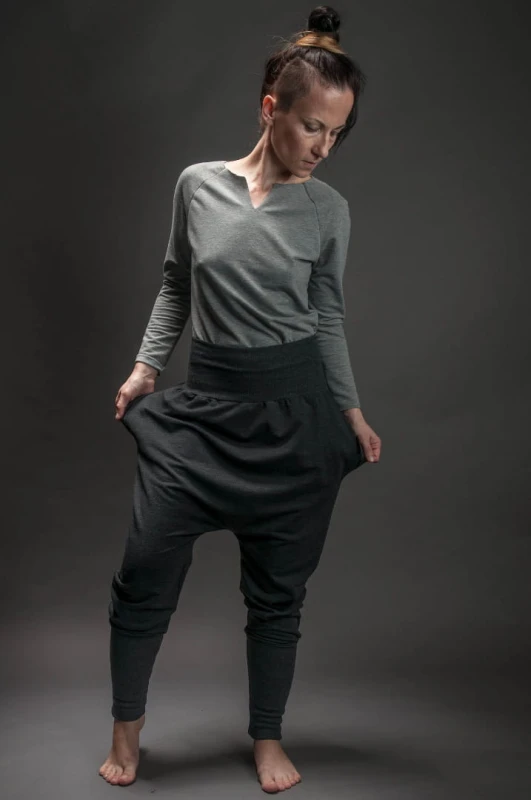 Kieszenie w Spodniach Wąskich Lekkich Ciemnoszarych Damskich, streetwearowy styl Hultaj Polski