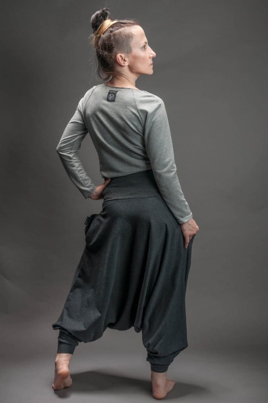 Ciemnoszare haremki do jogi od Hultaj Polski w sportowej stylizacji