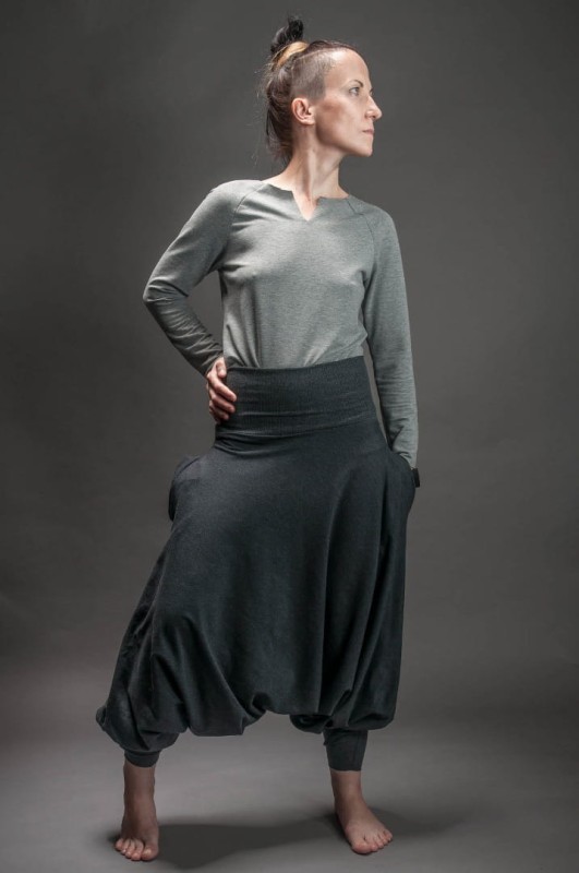 Ciemnoszare haremki do jogi od Hultaj Polski w sportowej stylizacji