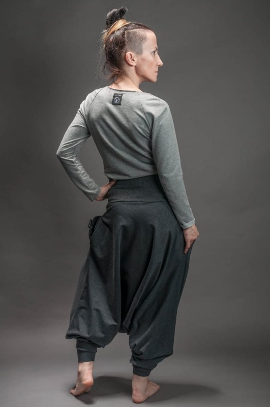 Grafitowe alladynki damskie na modelce 165 cm w rozmiarze S