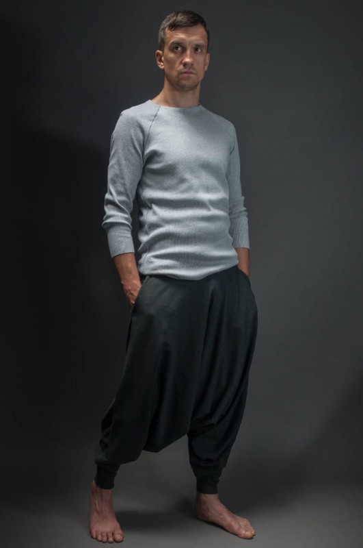 Ciemnoszare haremki męskie od Hultaj Polski w codziennym looku