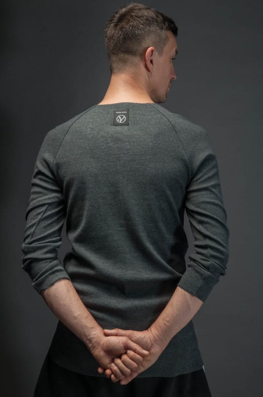 Ciemnoszary longsleeve męski oversize w minimalistycznym stylu