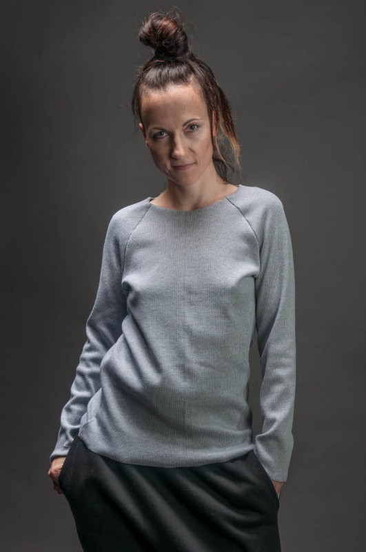 Wygodna bluzka damska popielata ze ściągacza bawełnianego