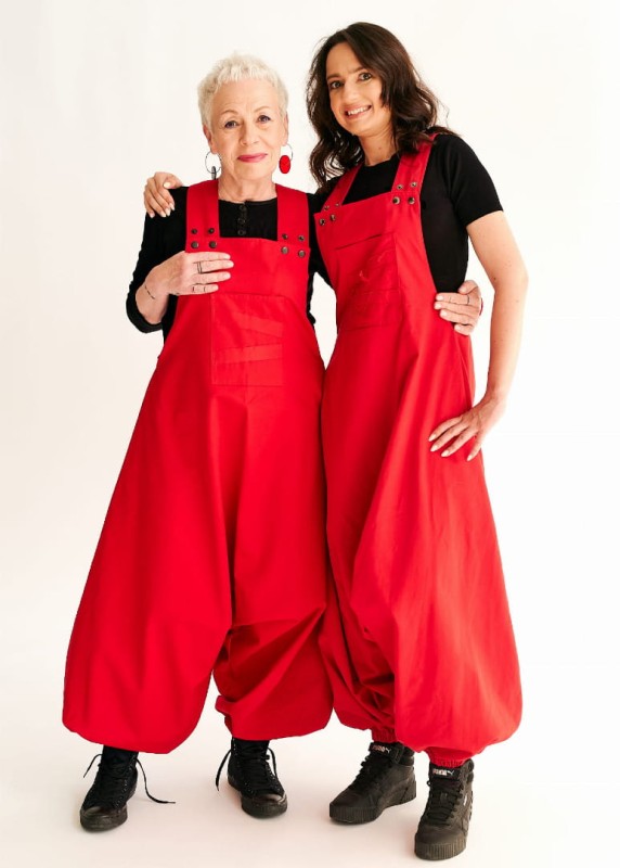 Ogrodniczki damskie materiałowe w kolorze czerwonym