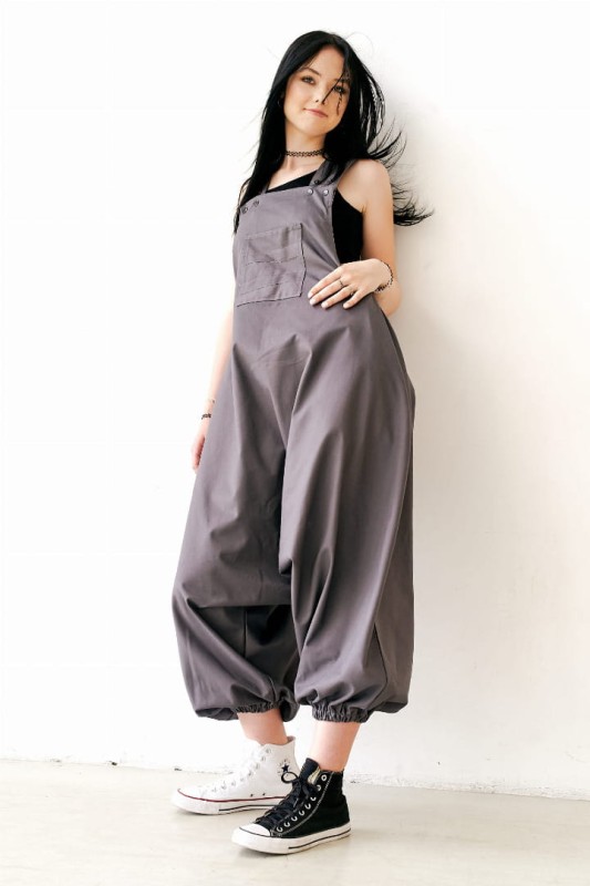 Szare ogrodniczki na szelkach szyte w Polsce na nastoletniej modelce