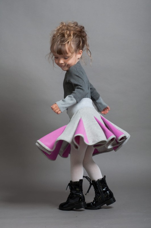 Lambadówka jasnoszara róż. Modelka rozmiar 98 (3 lata).