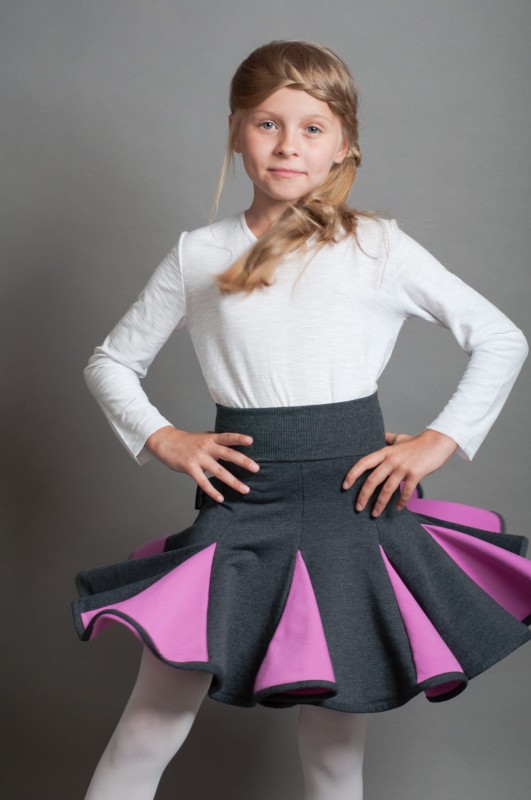 Lambadówka szara róż. Modelka rozmiar 128 (10 lat).