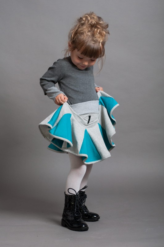 Lambadówka jasnoszara turkus. Modelka rozmiar 98 (3 lata).