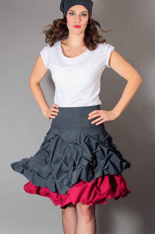 Dzianinowa krótka spódnica z falbanami