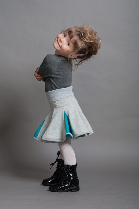 Lambadówka jasnoszara turkus. Modelka rozmiar 98 (3 lata).